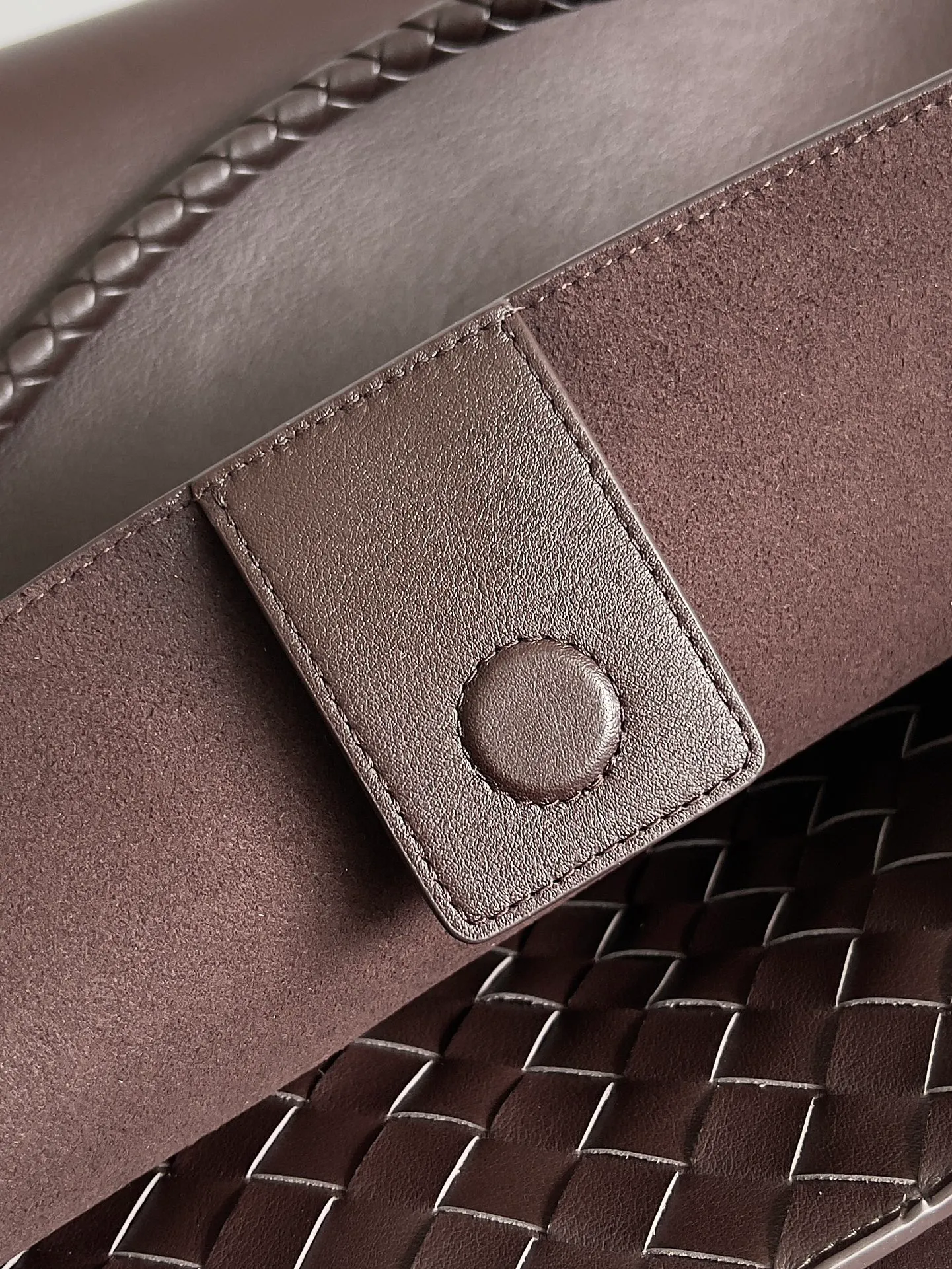 Batch 2960 BV The all-leather Andiamo is new, a very casual splayed buckle bag, which also means that its weight is very light, which greatly reduces our burden when going out for shopping. It can be carried cross-body, hand-held, or carried under the armpit. Taking into account the different backpacking habits of people, the simple design brings us more inspiration. Matched with various keychains and dolls, it will become the finishing touch in the outfit. Medieval style and modern style can also be perfectly blended🫧🫧 Style number: 806010 Size: 42*35*18cm